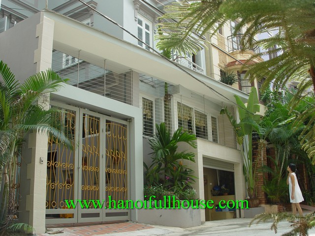 Căn nhà hiện đại có gara ô tô cho thuê quận Ba Đình, HN. Căn nhà 4 phòng ngủ, 4 wc